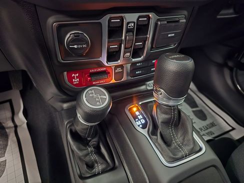 New 2025 Jeep Gladiator Mojave w/ Convenience Group image 30