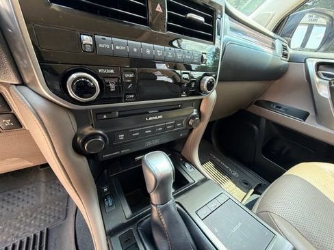 Used 2022 Lexus GX 460 Luxury w/ Sport Design Package AWD/4WD image 21