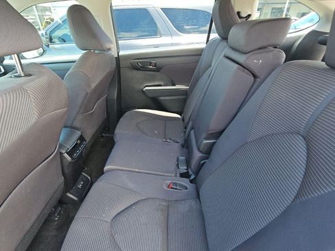 Used 2023 Toyota Highlander LE FWD image 9