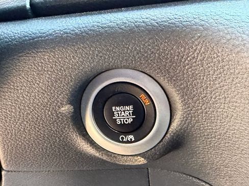 Used 2025 Chrysler Pacifica Limited image 26