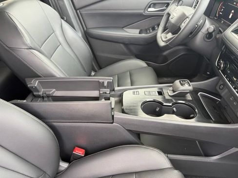 Used 2026 Nissan Rogue SL FWD image 17