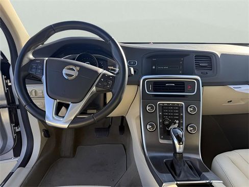Used 2015 Volvo V60 T5 Premier image 18