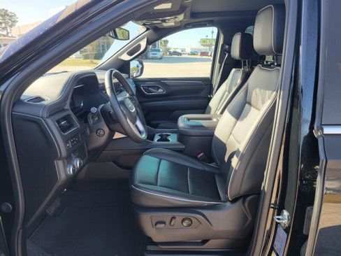 Used 2024 GMC Yukon XL SLT w/ SLT Premium Package image 12