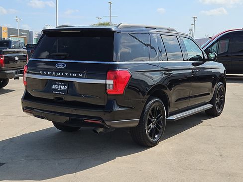 Used 2022 Ford Expedition XLT image 3
