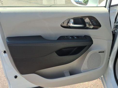 Certified 2022 Chrysler Pacifica Limited FWD image 8
