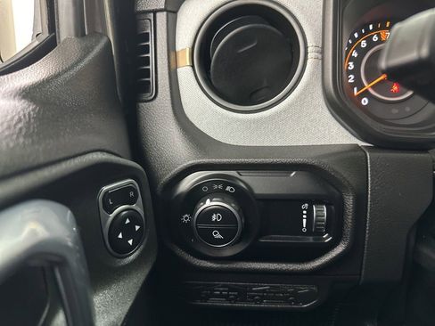 Used 2025 Jeep Gladiator Sport image 39