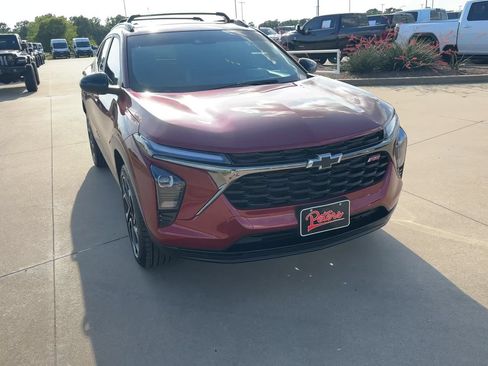 Used 2025 Chevrolet Trax RS w/ Driver Confidence Package FWD image 3