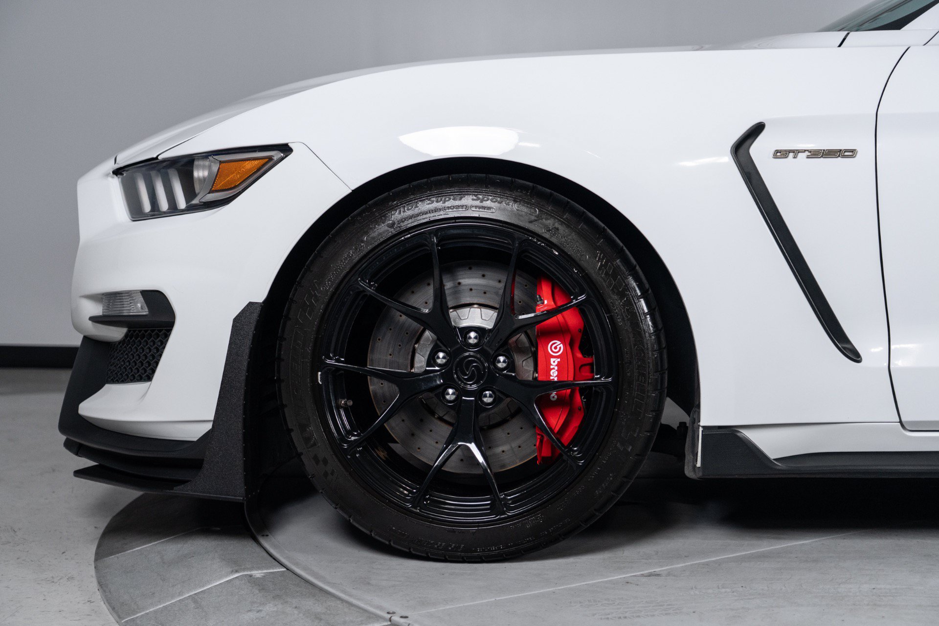 Used 2016 Ford Mustang Shelby GT350 w/ Technology Package RWD image 3
