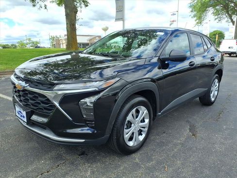 Used 2025 Chevrolet Trax LS FWD image 3