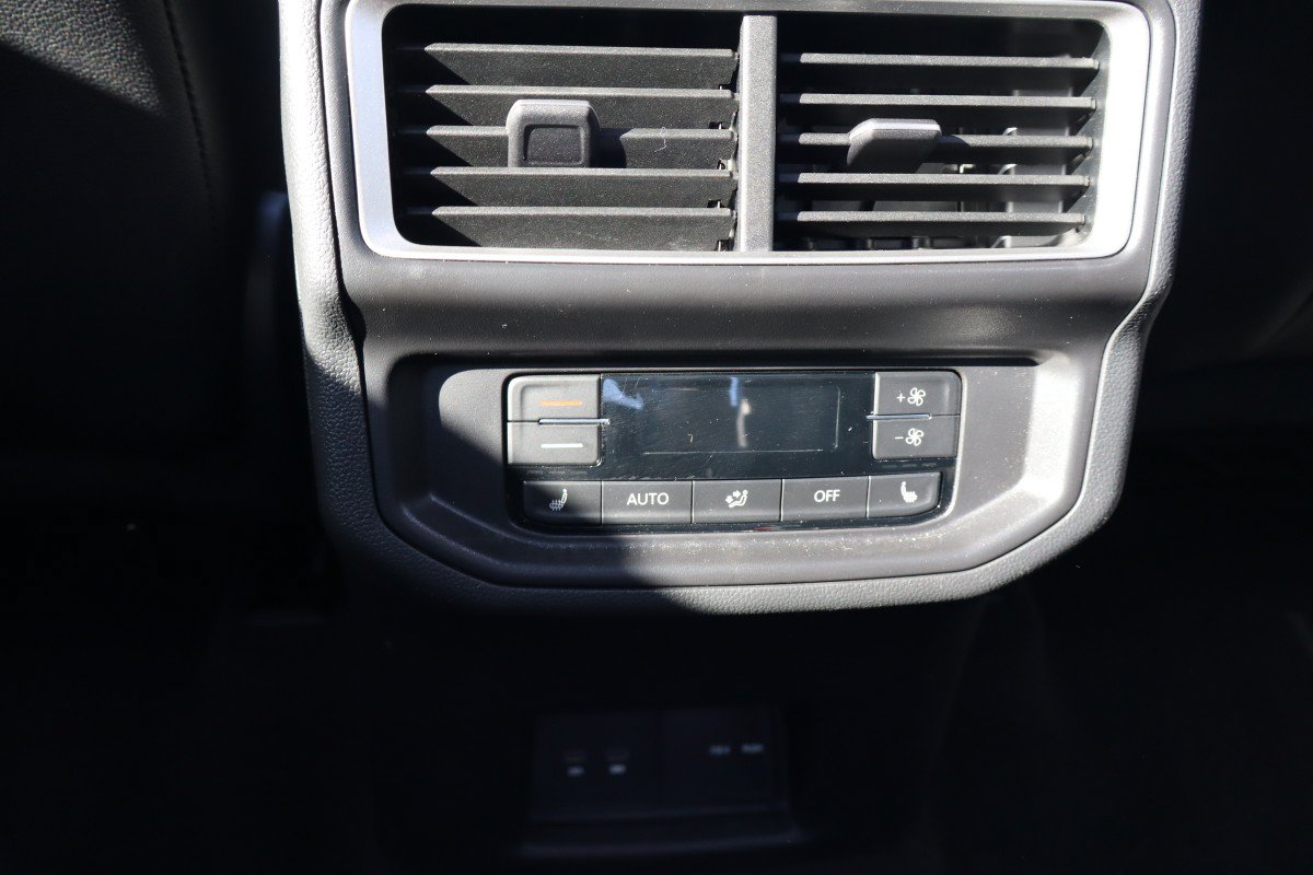 Used 2025 Volkswagen Atlas SEL AWD/4WD image 19