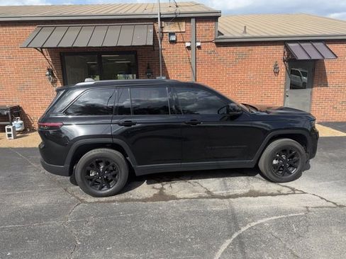 Used 2024 Jeep Grand Cherokee Altitude image 3