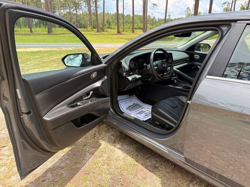 Used 2024 Hyundai Elantra Limited FWD image 11