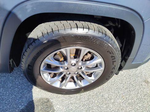 Used 2019 Jeep Cherokee Latitude Plus w/ Cold Weather Group image 18