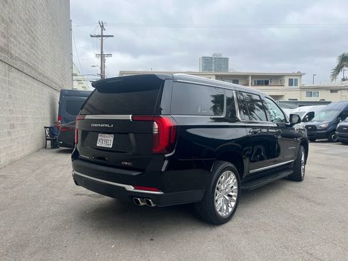 Used 2025 GMC Yukon XL Denali AWD/4WD image 5