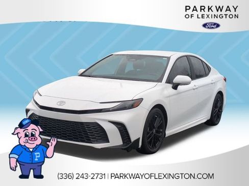 Used 2025 Toyota Camry SE w/ Convenience Package FWD image 1