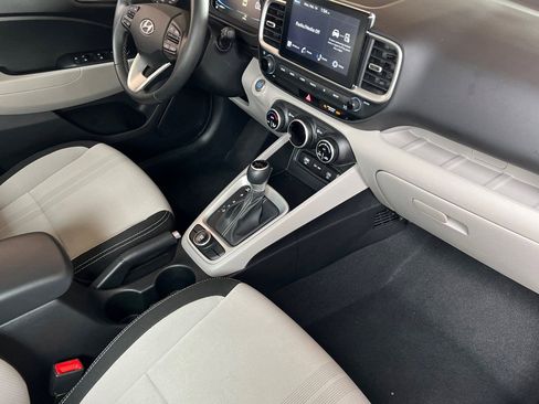Certified 2025 Hyundai Venue SEL image 21
