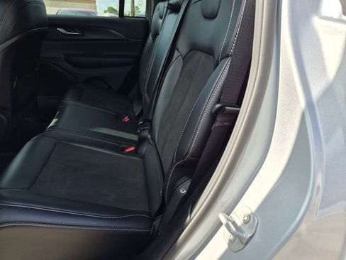 Used 2025 Jeep Grand Cherokee Altitude AWD/4WD image 22