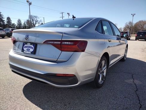 Used 2024 Volkswagen Jetta SE image 5