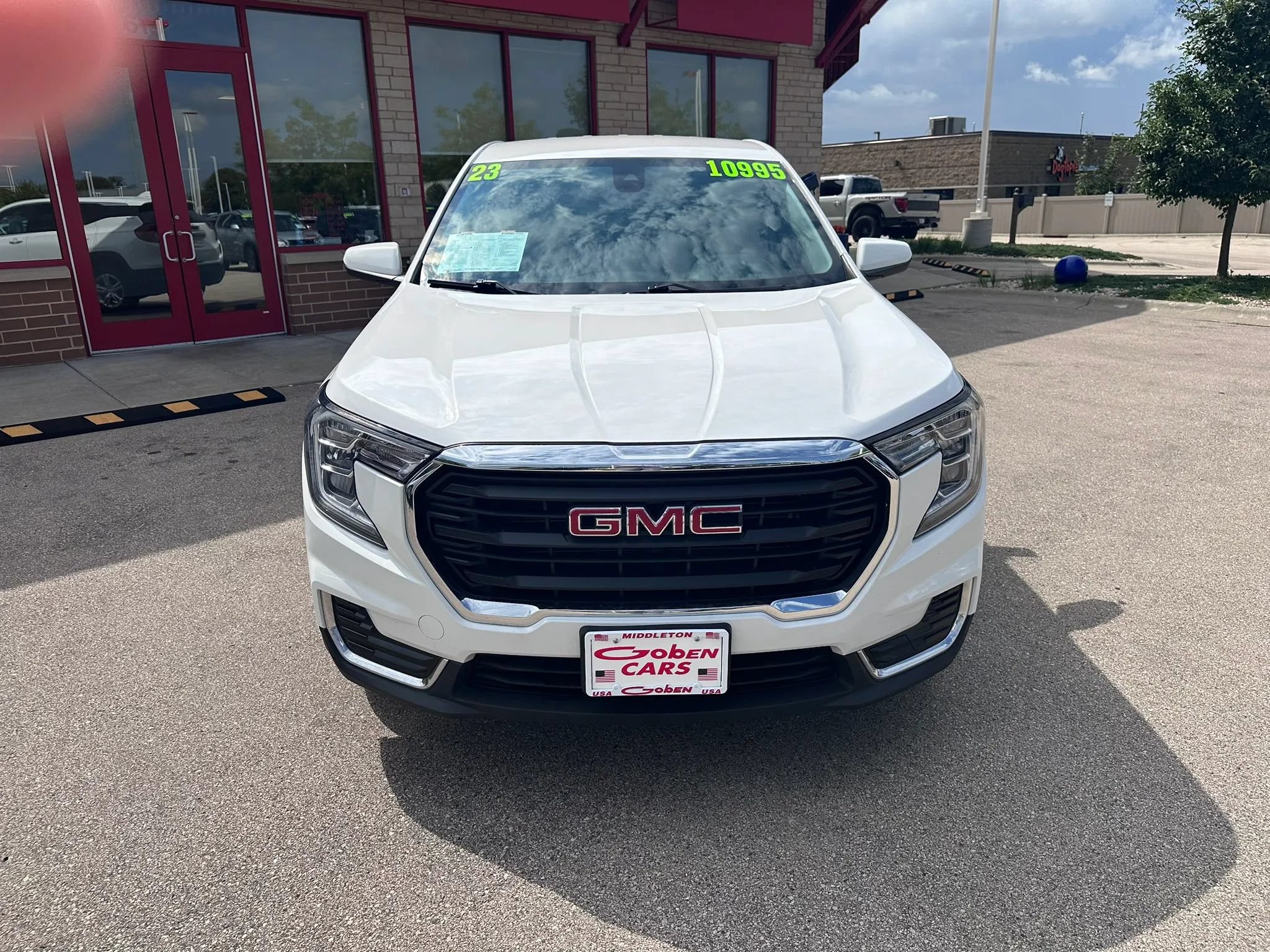 Used 2023 GMC Terrain SLE w/ LPO, Floor Liner Package FWD image 2