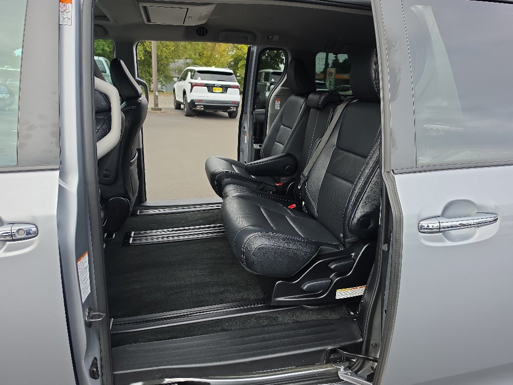 Used 2015 Toyota Sienna SE FWD image 17