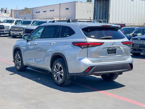 Used 2021 Toyota Highlander XLE AWD/4WD image 2
