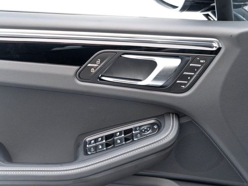 Certified 2025 Porsche Macan AWD/4WD image 22