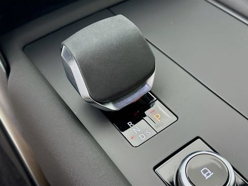 Used 2025 Land Rover Discovery Dynamic SE AWD/4WD image 28