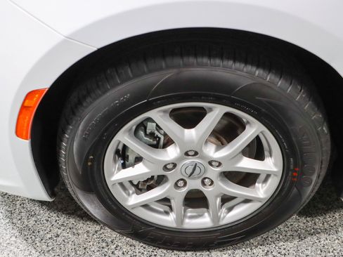 Used 2024 Chrysler Pacifica Touring-L FWD image 11
