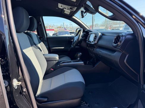 Used 2020 Toyota Tacoma TRD Off-Road w/ Technology Package image 23