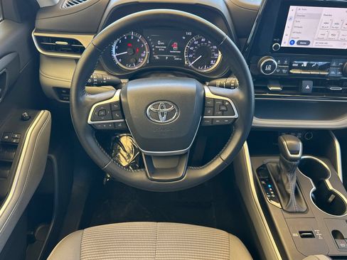Used 2023 Toyota Highlander LE FWD image 17