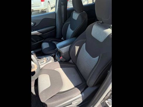 Used 2017 Jeep Cherokee Sport AWD/4WD image 3