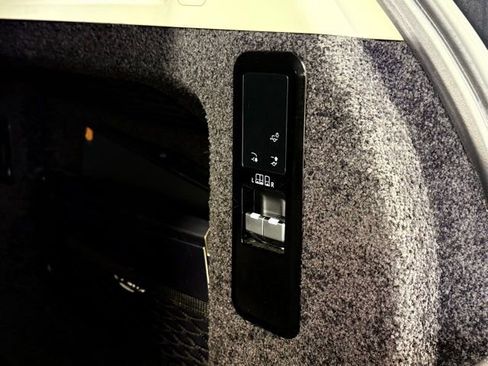 Certified 2023 Land Rover Range Rover SE image 19