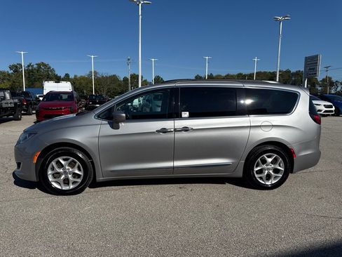 Used 2017 Chrysler Pacifica Touring-L w/ Tire & Wheel Group FWD image 9