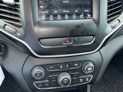 Used 2019 Jeep Cherokee Latitude w/ Cold Weather Group image 17