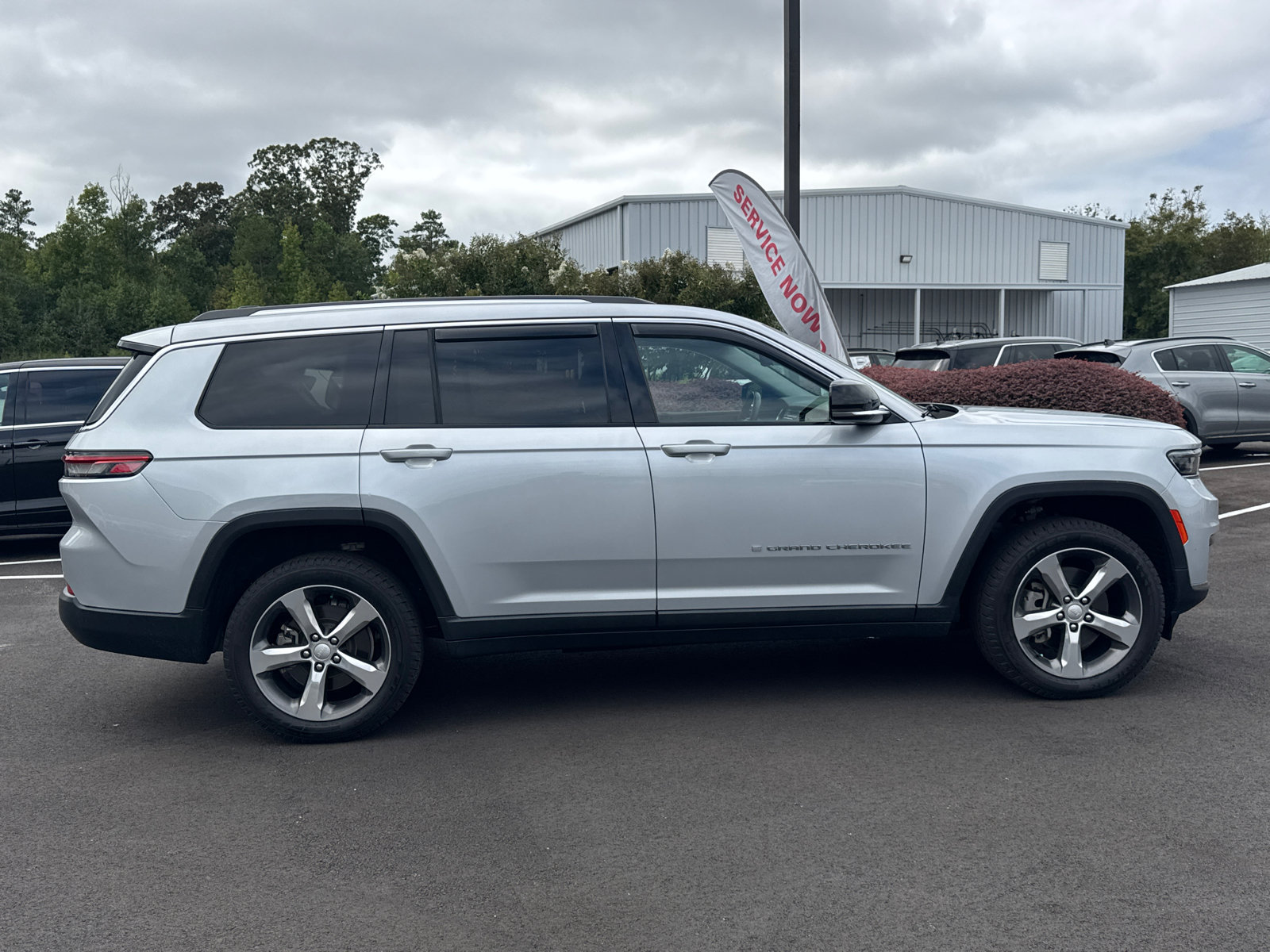 Used 2022 Jeep Grand Cherokee L Limited AWD/4WD image 4