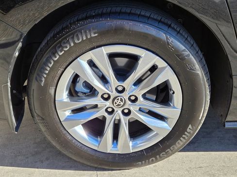 Used 2025 Toyota Sienna Limited image 8