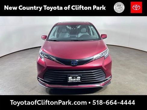 Used 2021 Toyota Sienna XLE image 8