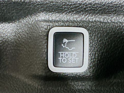Used 2023 Jeep Grand Cherokee L Laredo AWD/4WD image 31