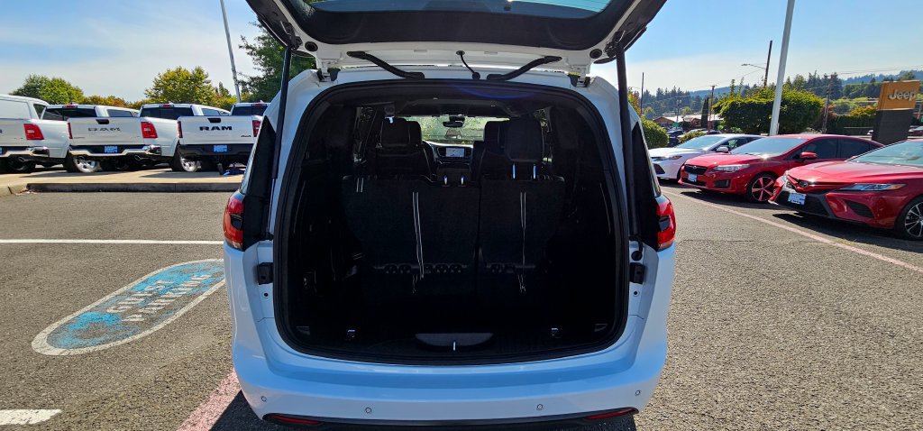 Used 2024 Chrysler Pacifica Limited FWD image 35