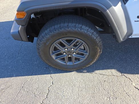 Used 2024 Jeep Wrangler Sport S image 10