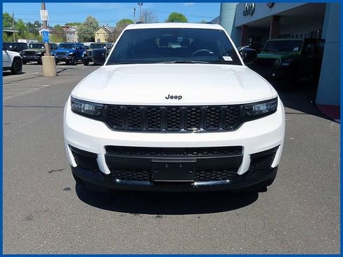 Used 2023 Jeep Grand Cherokee L Laredo AWD/4WD image 2
