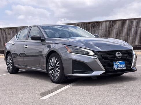 Used 2024 Nissan Altima 2.5 SV FWD image 10