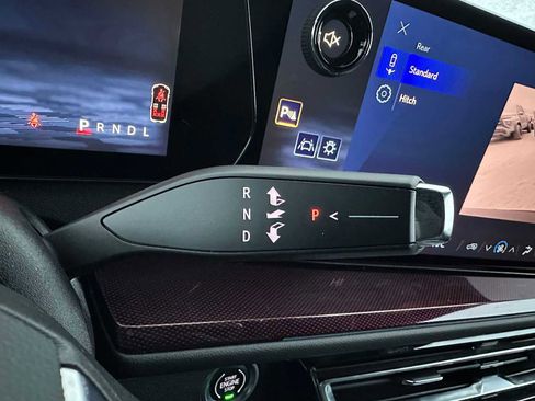 Used 2025 Chevrolet Traverse Z71 image 38