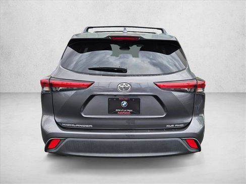 Used 2020 Toyota Highlander XLE AWD/4WD image 7