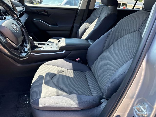 Used 2021 Toyota Highlander LE FWD image 19