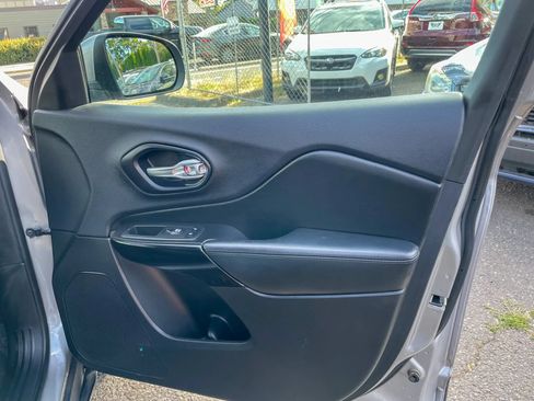 Used 2019 Jeep Cherokee Latitude Plus AWD/4WD image 33