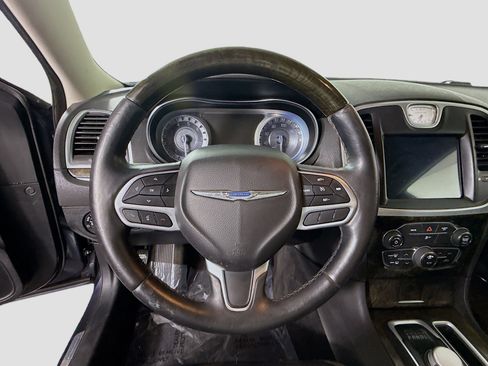 Used 2018 Chrysler 300 Limited image 13