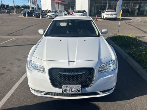 Used 2019 Chrysler 300 Touring L w/ Quick Order Package 22F image 2