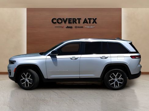 Used 2025 Jeep Grand Cherokee Limited RWD image 2
