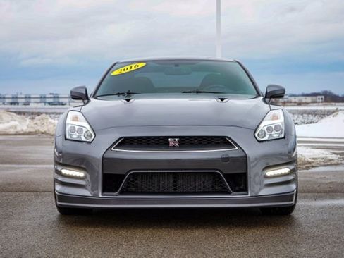 Used 2016 Nissan GT-R Premium image 2